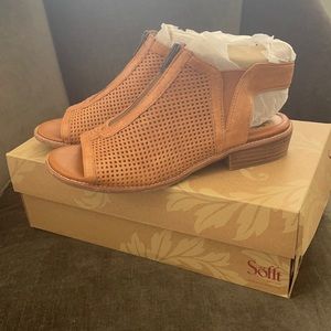 Soft Nalda zip, sandal. Brand new, in original box